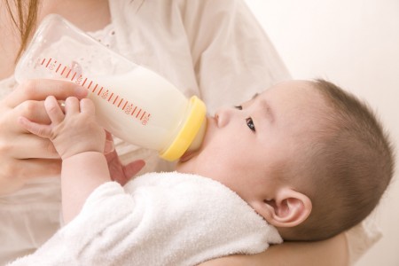 ミルク飲む赤ちゃん