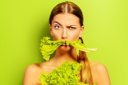 野菜食べる女性