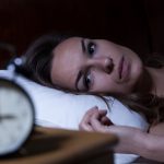 睡眠不足は女性の年収に影響する？