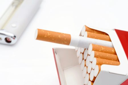 タバコを吸う人と吸わない人、年収が高いのはどっち？